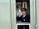 22000形の運転台の窓から顔を出す竹本社長（写真：銚子電鉄）