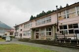 1999年に閉校された旧影石小学校。現在ではベンチャー企業の事務所になっているほか、エーゼログループが手がけるうなぎの養殖、加工の拠点にもなっている（写真：村上悠太）