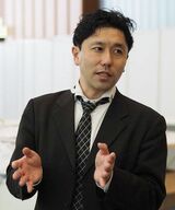 塩瀬隆之（しおせ・たかゆき）京都大学総合博物館准教授京都大学大学院工学研究科修了。機械学習による熟練技能継承支援システムの研究で工学博士。ATR 知能ロボティクス研究所客員研究員など併任。2011年7月より経済産業省産業技術政策課 課長補佐（技術戦略）。2013年7月京都大学総合博物館准教授に復職。2018年より経済産業省 産業構造審議会イノベーション小委員会委員、若手ワーキング座長、2025大阪・関西万博日本館基本構想有識者委員会座長。文部科学省中央教育審議会高校教育改革WG。岐阜市立草潤中学校をはじめ、各地で学びの多様化学校（いわゆる不登校特例校）づくりの創立時アドバイザーなど多数。著書に『問いのデザイン 創造的対話のファシリテーション』（学芸出版社、2020）、監修に『未来を変える 偉人の言葉』（新星出版社、2021）ほか（写真：本人提供）