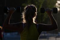 女性こそ筋トレが必要だ…日常生活に簡単な筋トレを取り入れるだけで寿命や生活の質が向上