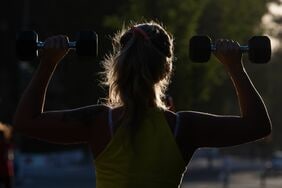 女性こそ筋トレが必要だ…日常生活に簡単な筋トレを取り入れるだけで寿命や生活の質が向上