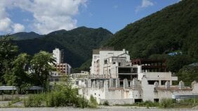 解体に8.3億円の負の遺産…衰退する温泉街の《巨大廃墟》をどうする？ ｢壊す｣でも｢放置｣でもない"まさかの一手"