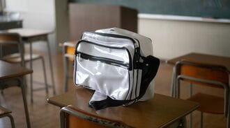 学校の机に置かれた運動部のカバン
