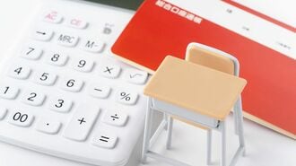 電卓と通帳、学校の机と椅子のイメージ