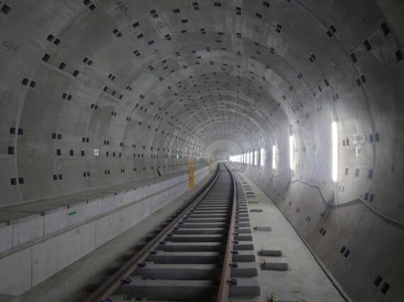 千里中央駅北側のトンネル内