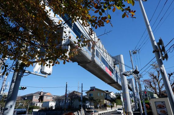 下から見上げたモノレール