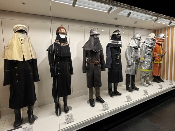 「消防博物館」で見た消防服の変化（筆者撮影）