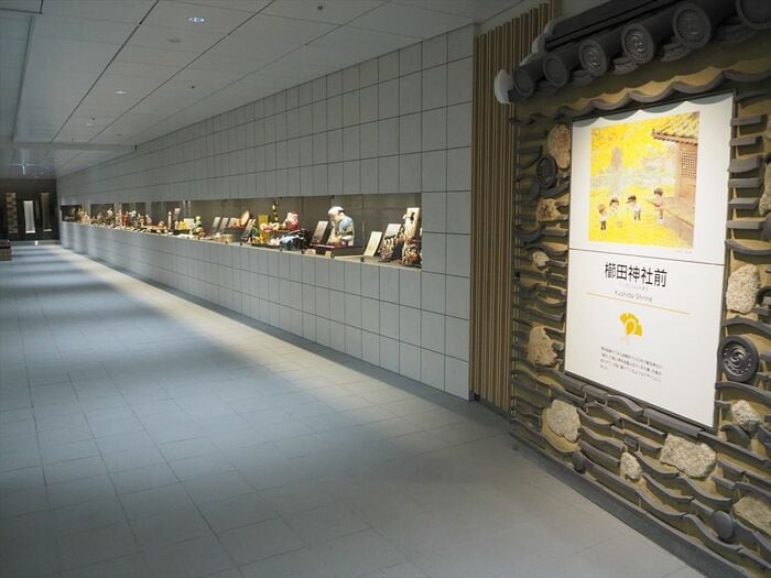 通路壁面には伝統工芸品を展示したコーナーも