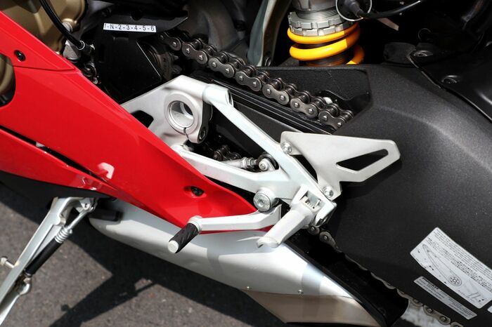 アルミ鋳造のステップ周り、オートシフターの精度も高い
