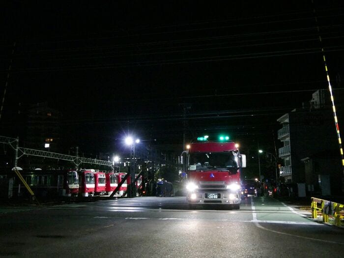 横浜に到着したデハ230形。京急線の線路を渡る