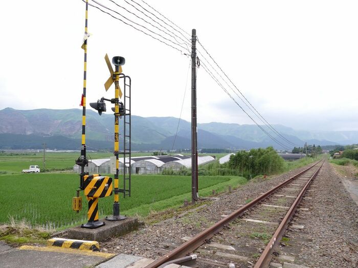 線路は阿蘇カルデラの開けた土地を走る