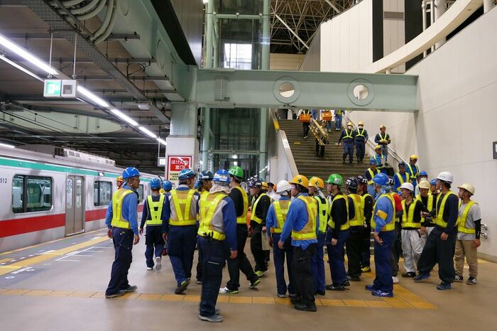 ホーム上に集まった作業員