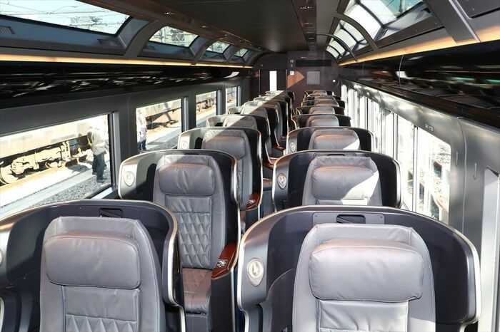 1号車・プレミアムグリーン車の車内