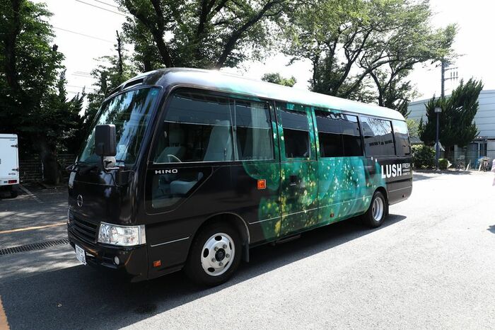 集合場所の小田急線本厚木駅から、専用バスに乗りこむ