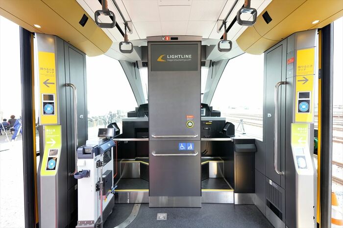 運転台後ろのドアには運賃箱（左）もある