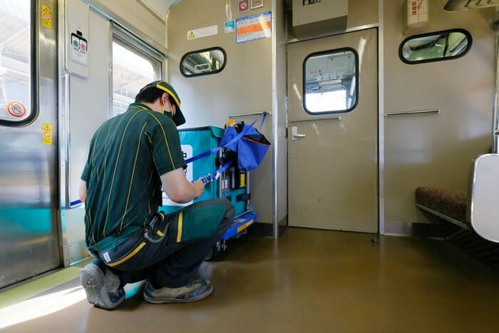 車内の手すりなどを有効活用してしっかりと台車