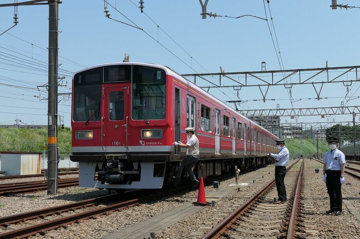 電車を降りて誘導する場所へ向かう