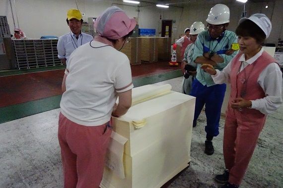 手際よく品質の確認作業を行う