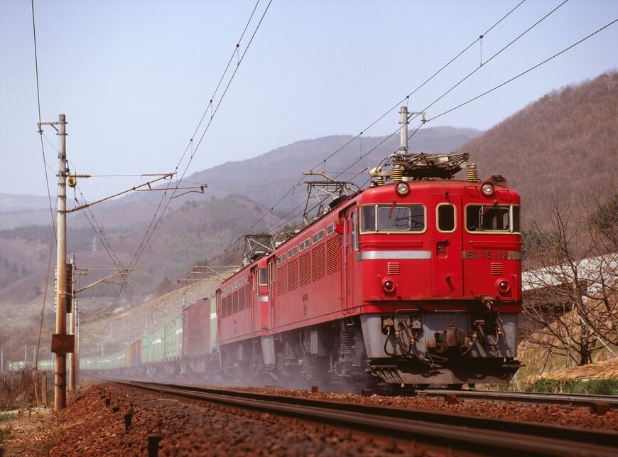 滑り止めの砂を撒きながらED75形の重連が引くコンテナ列車が東北本線貝田付近を行く（撮影：南正時）