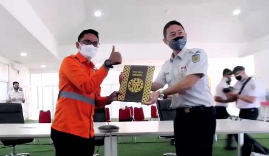 オンラインで日本とインドネシアをつないで行った「205系感謝メッセージ集贈呈式」でアルバムを渡す様子（写真：JR東日本）