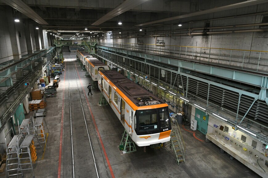 鶴見検車場で検査中の今里筋線用80系。連絡線を通ってここまで回送された（撮影：伊原薫）