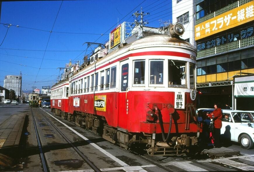 併用軌道の名鉄岐阜市内線と揖斐線を直通する急行列車に運用されたモ520形とモ510形の重連。国鉄岐阜駅前にて（撮影：南正時）