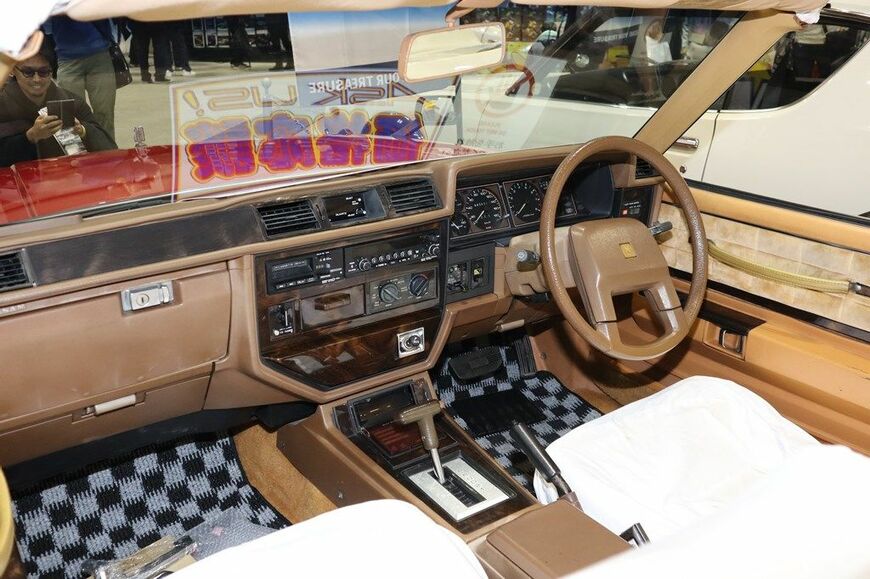 バクヤスオートが展示していたオープンカー仕様の日産「セドリック」（写真：筆者撮影）