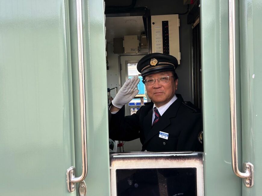 22000形の運転台の窓から顔を出す竹本社長（写真：銚子電鉄）