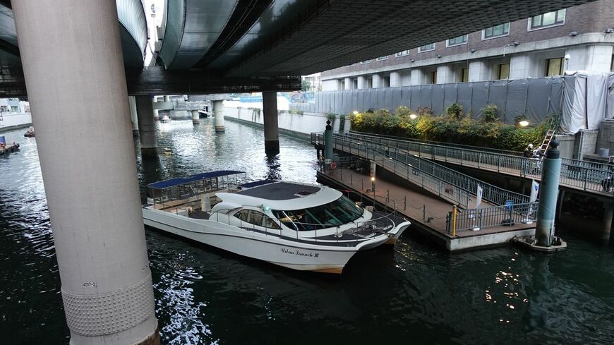 小型船「アーバンランチ」。日本橋船着場にて（筆者撮影）