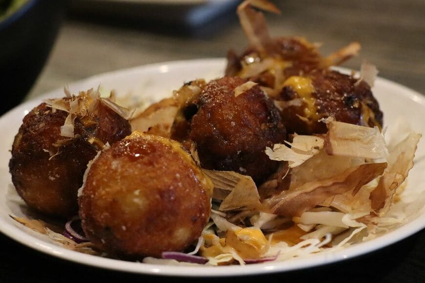アメリカの日本食レストランで提供されているたこ焼きのフライ（写真提供：宝ホールディングス）