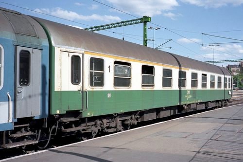 ボスニア･ヘルツェゴヴィナの1･2等合造車（2003年 筆者撮影）