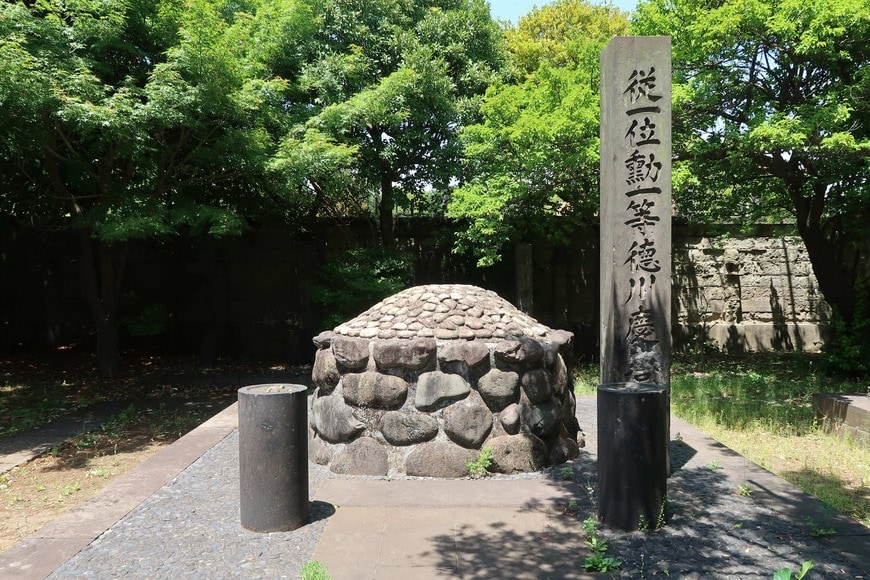 徳川慶喜が眠る墓。当時は土葬だった（写真：編集部撮影）