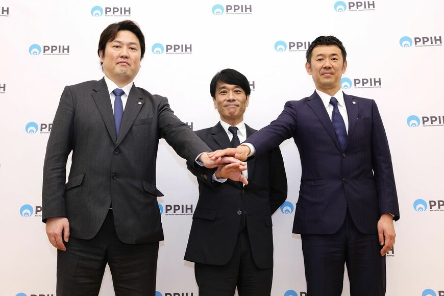 2025年3月に開かれた社長交代会見。左から次期PPIH社長の森屋氏、現PPIHとドン・キホーテ社長を兼任する吉田氏、次期ドン・キホーテ社長の鈴木氏（撮影：尾形文繁）