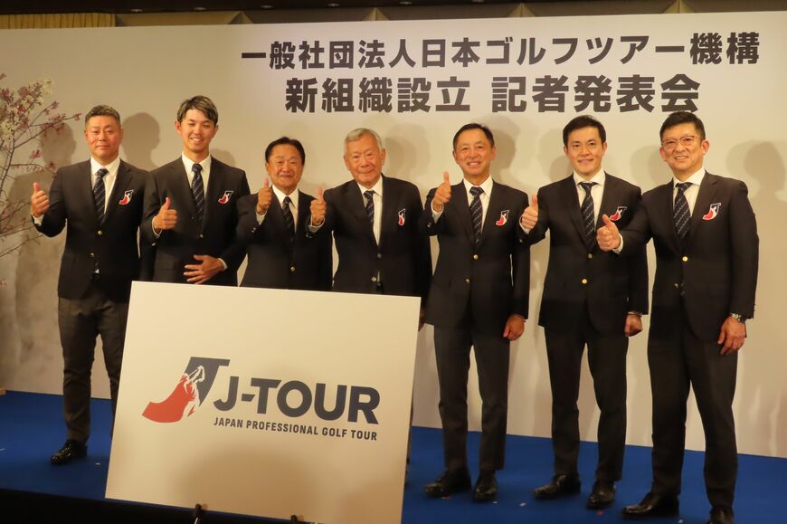 記者会見の様子。右から3人目が津坂氏（写真：筆者撮影）