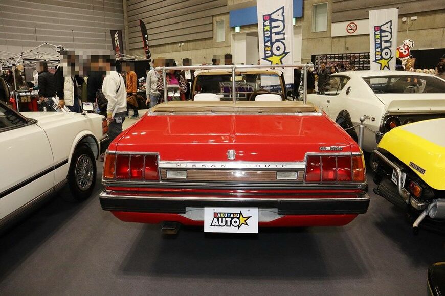 バクヤスオートが展示していたオープンカー仕様の日産「セドリック」（写真：筆者撮影）