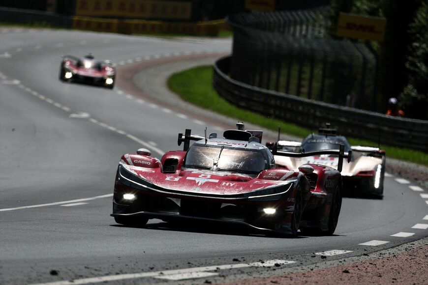 ル・マン24時間決勝を走るトヨタ「TR010 HYBRID」（写真：TOYOTA RACING）
