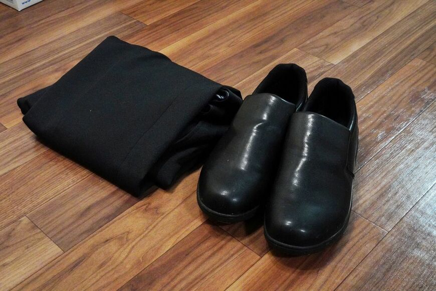 黒いスラックスとコックシューズ。ワークマンで飲食業の基本セットを揃えた（著者撮影）