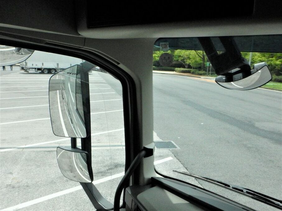 ボルボの超大型トラック｢FH｣に乗ってみた！ 高速道路で乗って