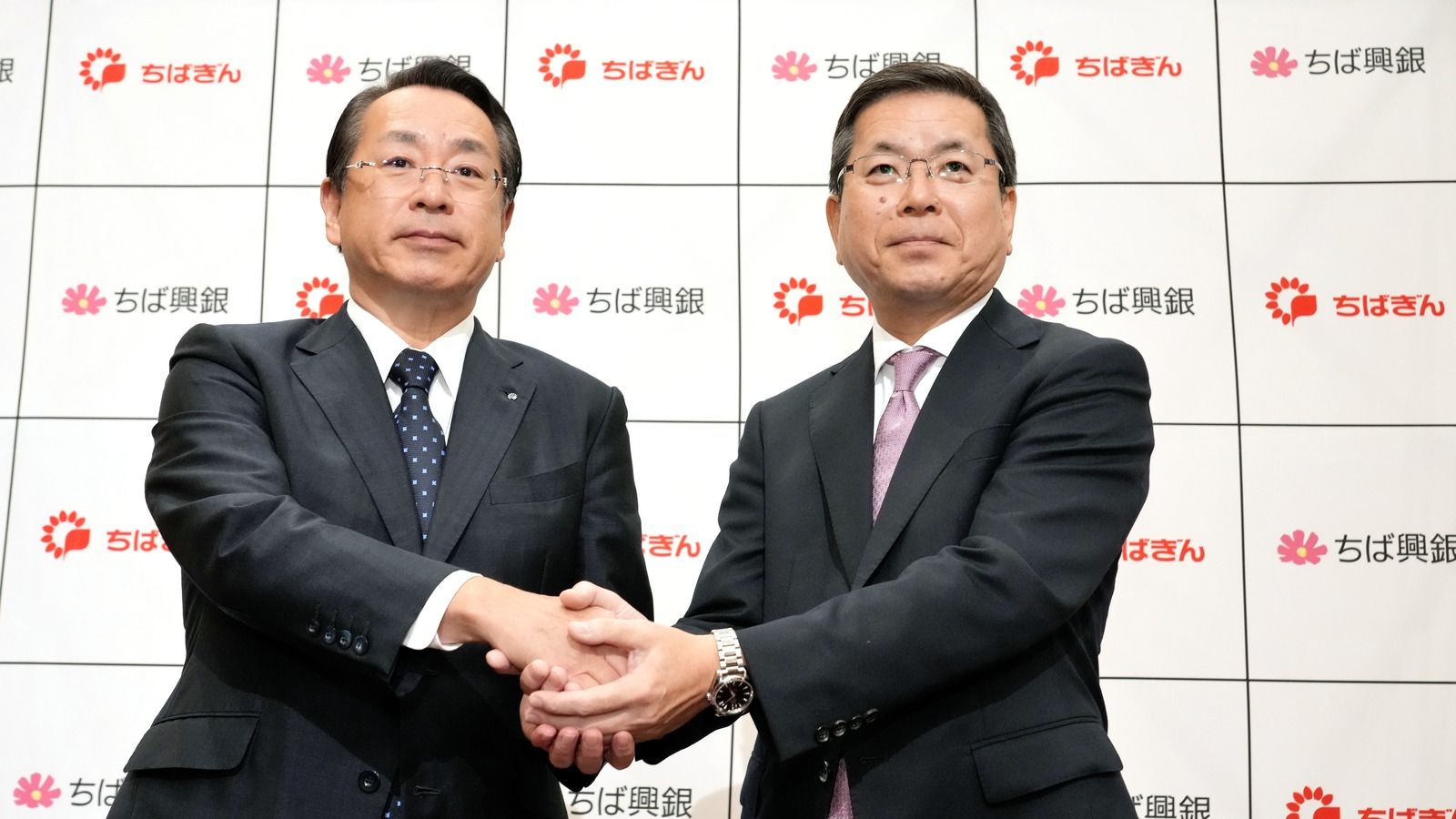 千葉銀行の米本努頭取と千葉興業銀行の梅田仁司頭取