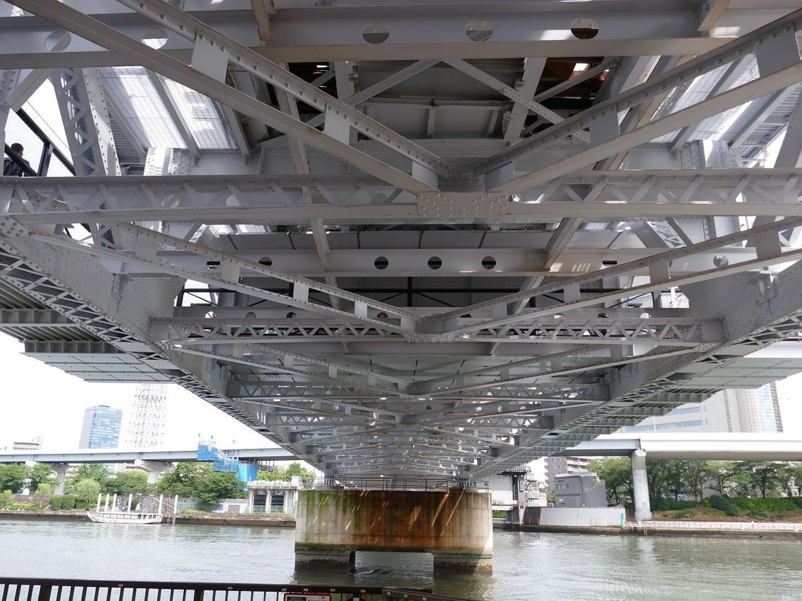 真下から見た隅田川橋梁