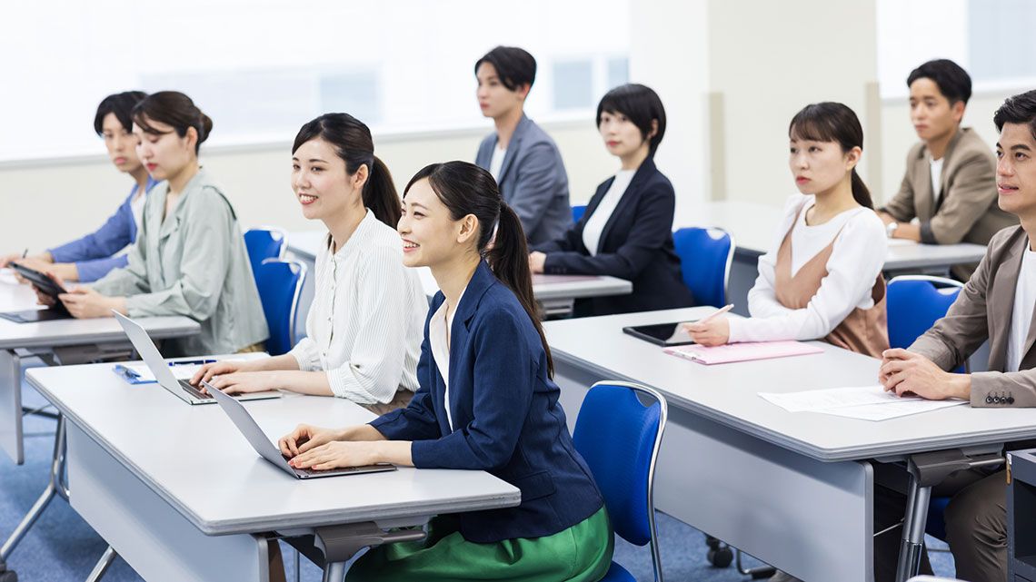 講義を受ける若い人々
