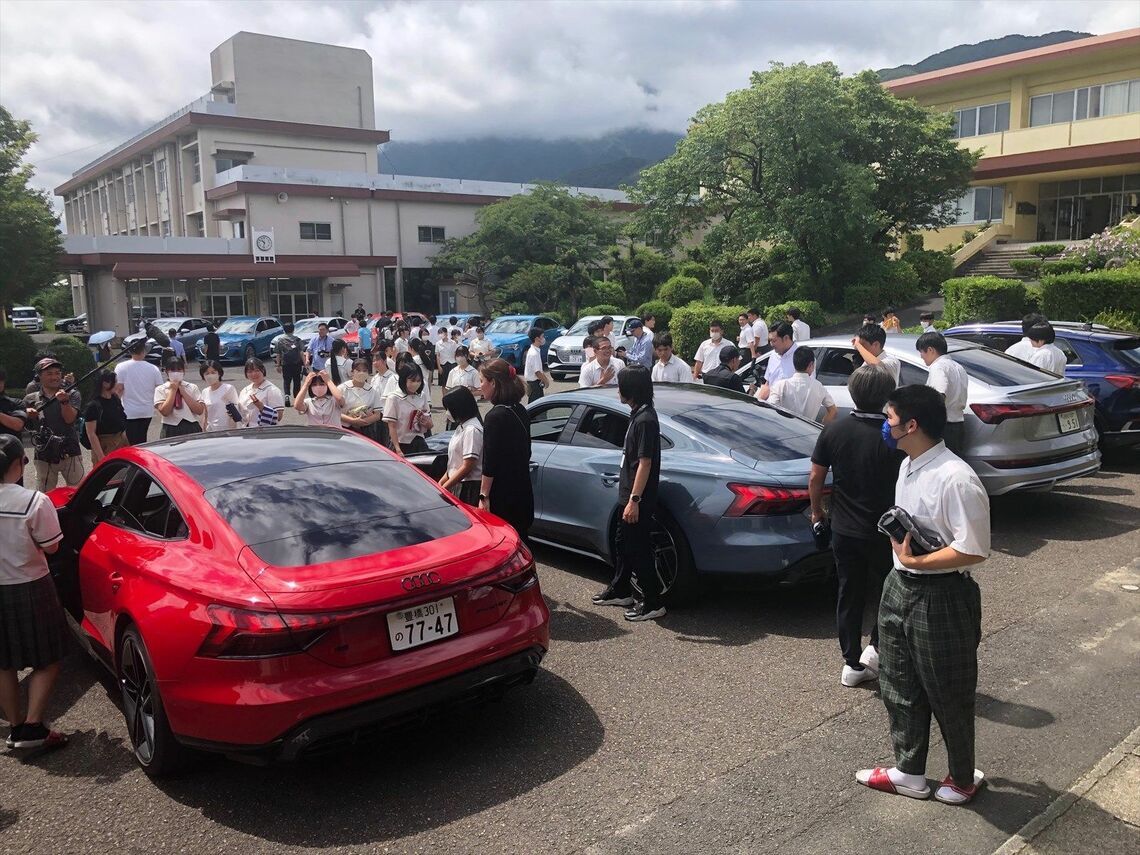 屋久島高校の生徒や屋久島電工の関係者らも参加してのミーティングの様子（筆者撮影）