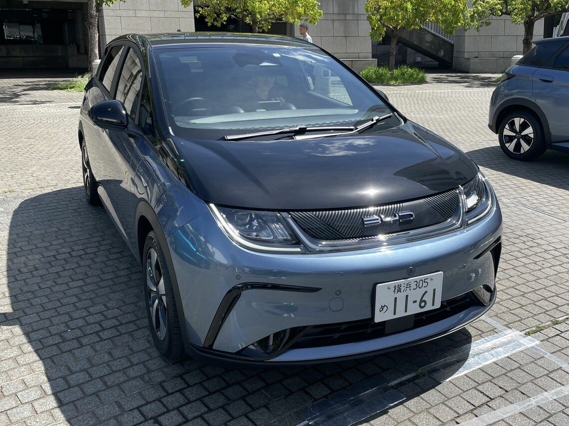 小型EV「ドルフィン」。日本向けに仕様を変更するほどの力の入れようだ（編集部撮影）