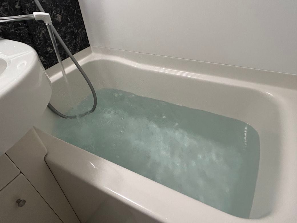 ビジネスホテルでも浴槽に湯をためて、思いっきりリラックスして疲れをとるタイプ。そこまでしなくても足湯でも体が温まる（写真：筆者撮影）