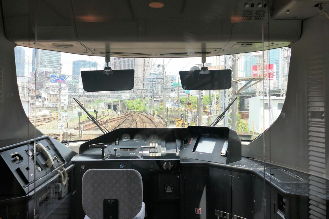 アーバンライナー・ネクストの運転席。近鉄名古屋を発車した回送列車の後方の展望（記者撮影）