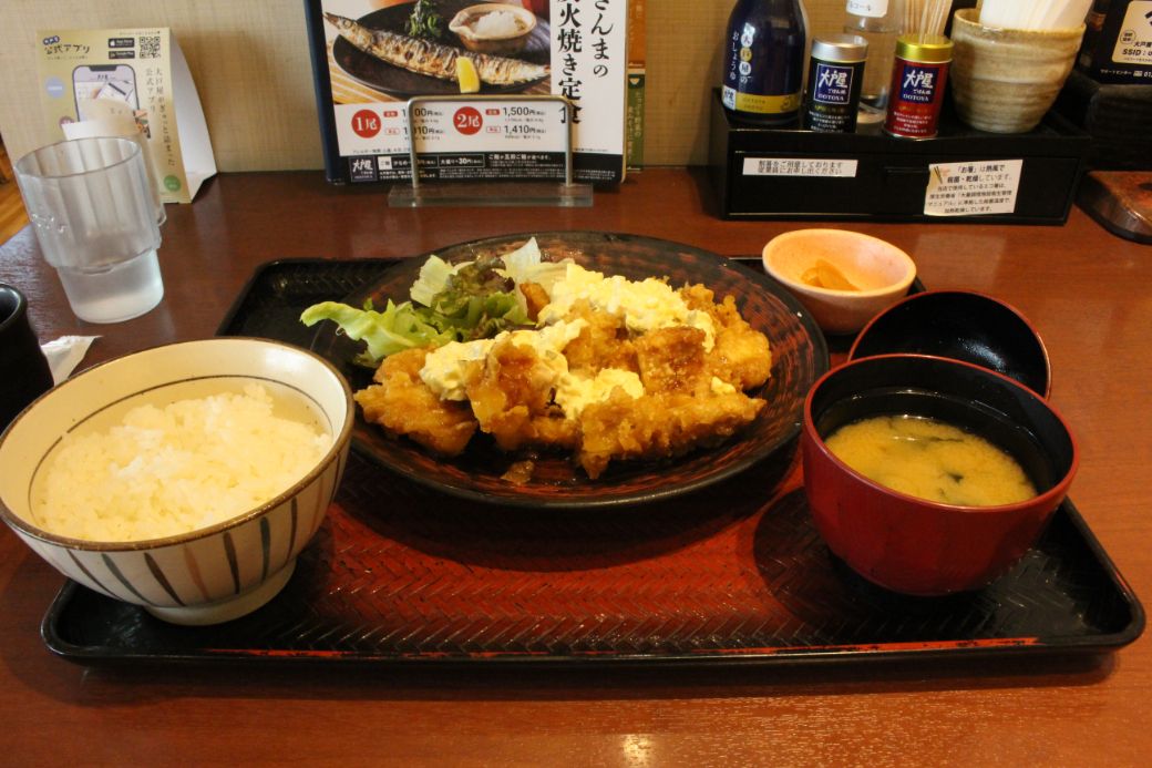 ご飯・味噌汁・チキン南蛮・漬け物がワンセット（筆者撮影）