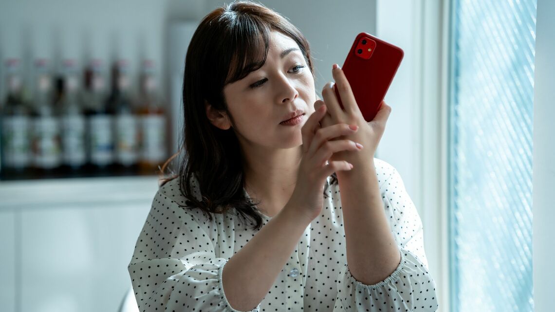 年齢を重ねるほど上がる「結婚難易度」。その理由について筆者が解説します（写真：KiRi／PIXTA）