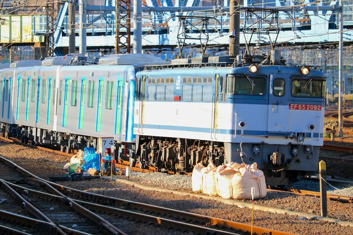 鉄道車両メーカーへの影響も考えられる。写真は発注元への納品のため運転される「甲種輸送列車」（筆者撮影）