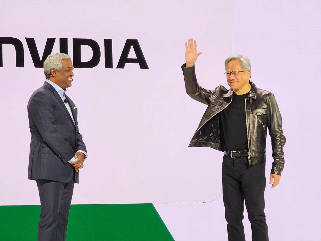 Googleが8月末にサンフランシスコで開催したGoogle Cloud Next'23の基調講演にサプライズ登場した、NVIDIAのジェンスン・フアンCEO（右）とGoogle Cloudのトーマス・クリアンCEO。こうして公の場に登場するときはいつも革ジャンを着ているので「革ジャンCEO」のニックネームも（筆者撮影）