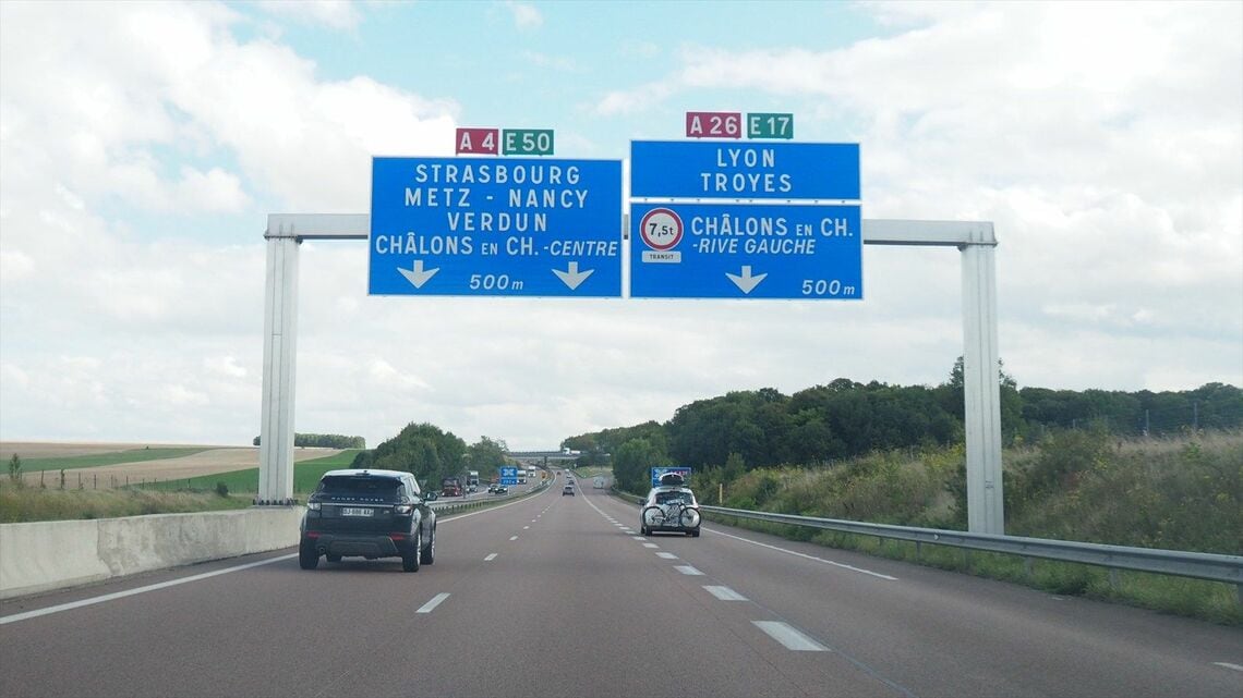 フランスの高速道路「オートルート」を走る。ストラスブールやリヨンなどの都市名が見える（筆者撮影）